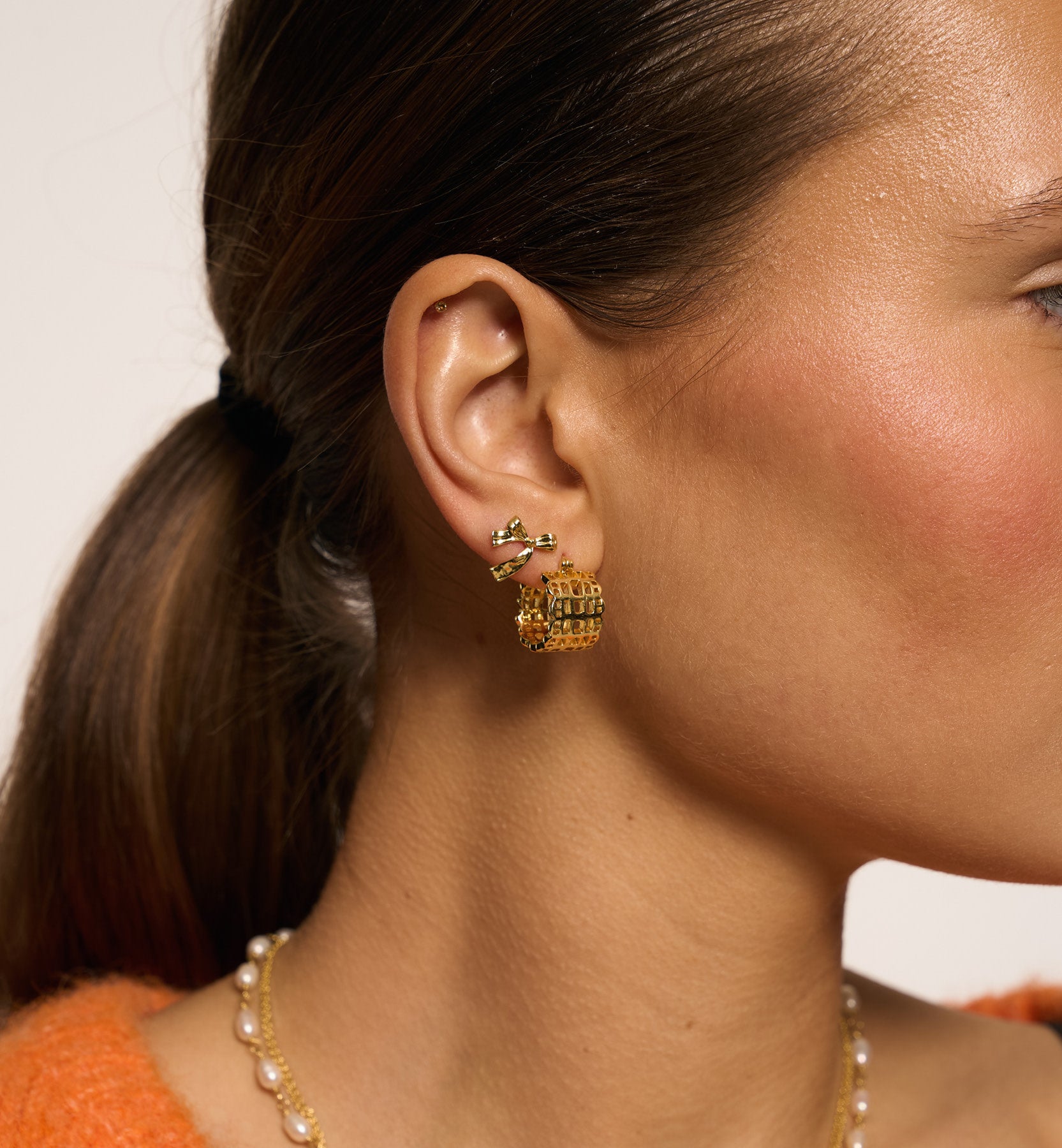 Single small bow stud - gold