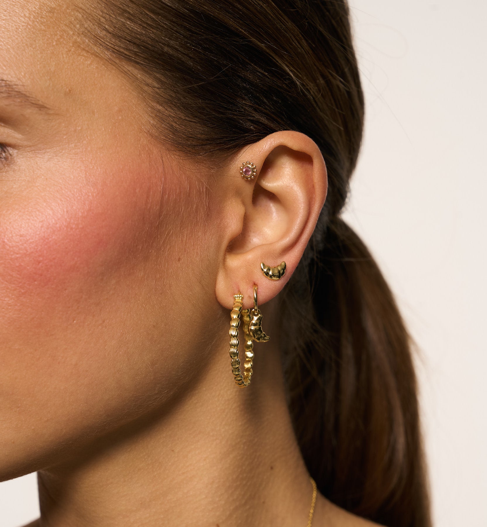 Single croissant stud - gold