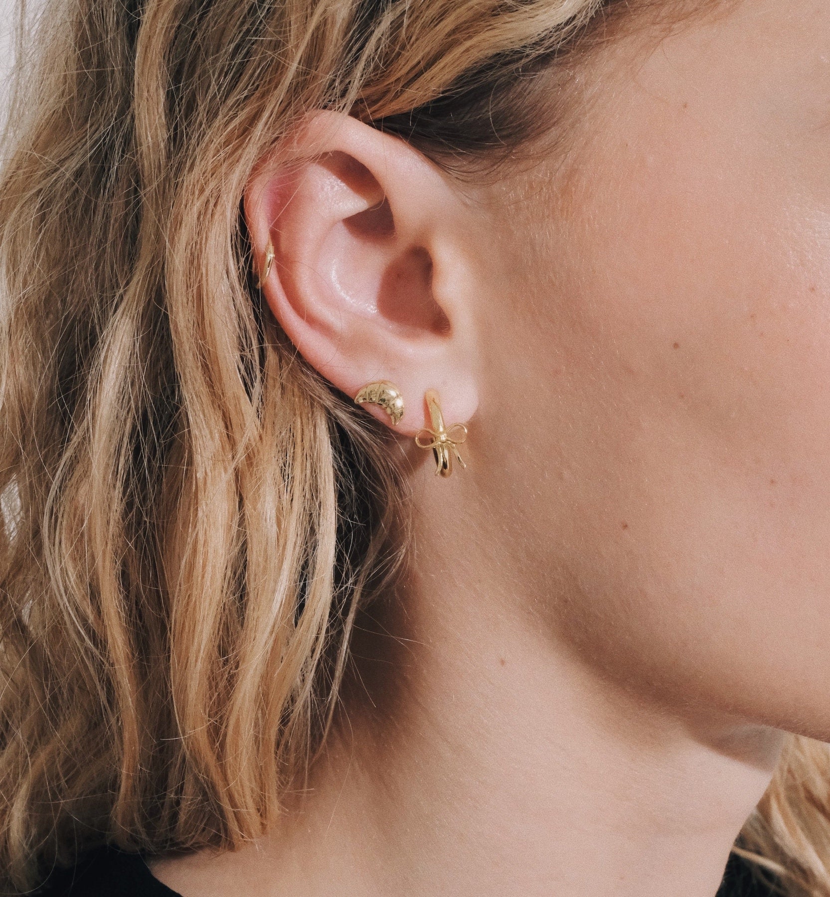 Single small bow hoop earring - gold