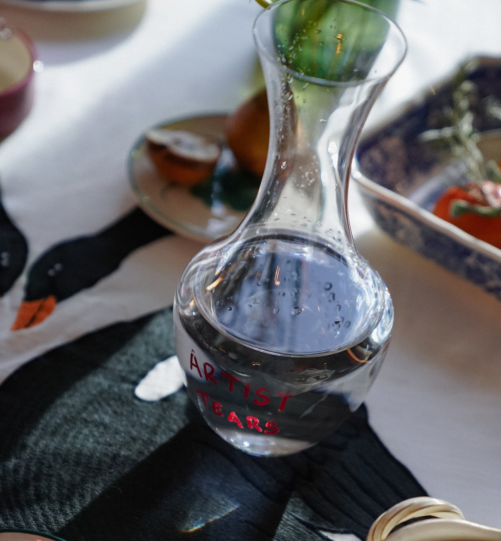 Kunstenaar scheurt karaf - Wit