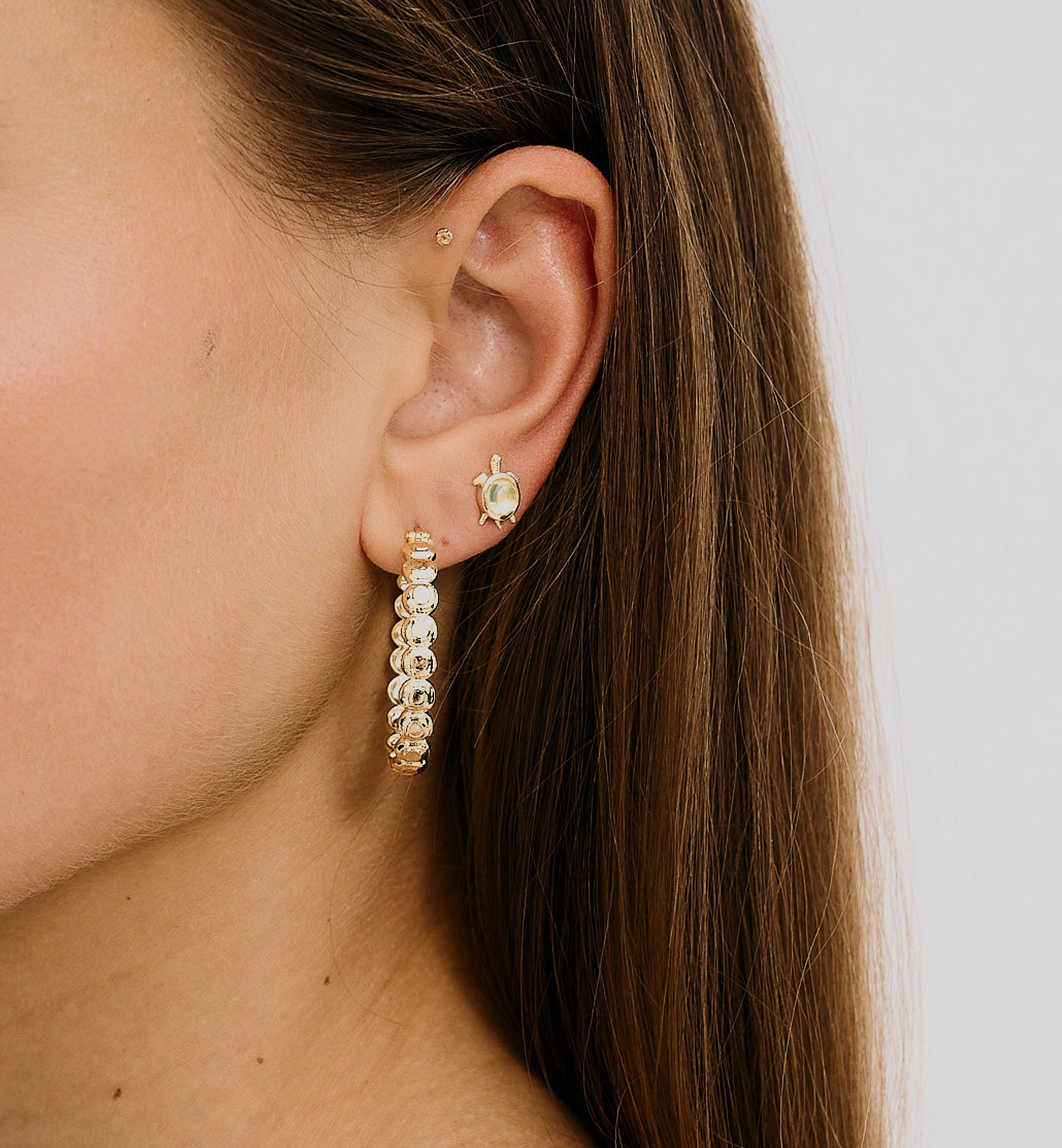 Single whispering turtle stud - Gold