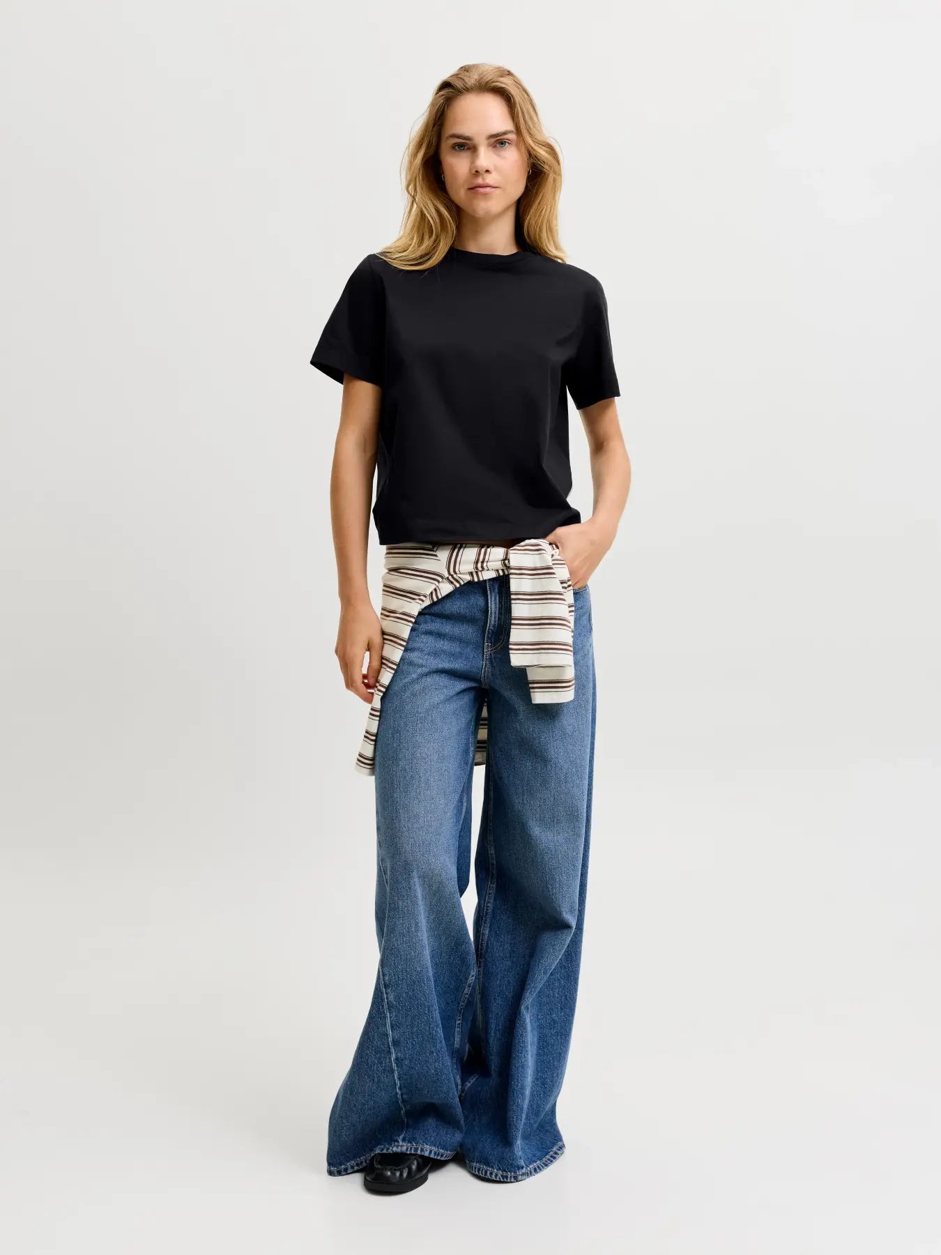 JXSOPHIA BOXY SS TEE - BLACK