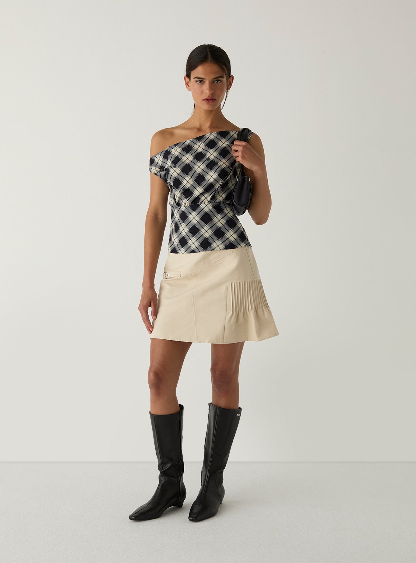 Tate asymmetric top - Black squared