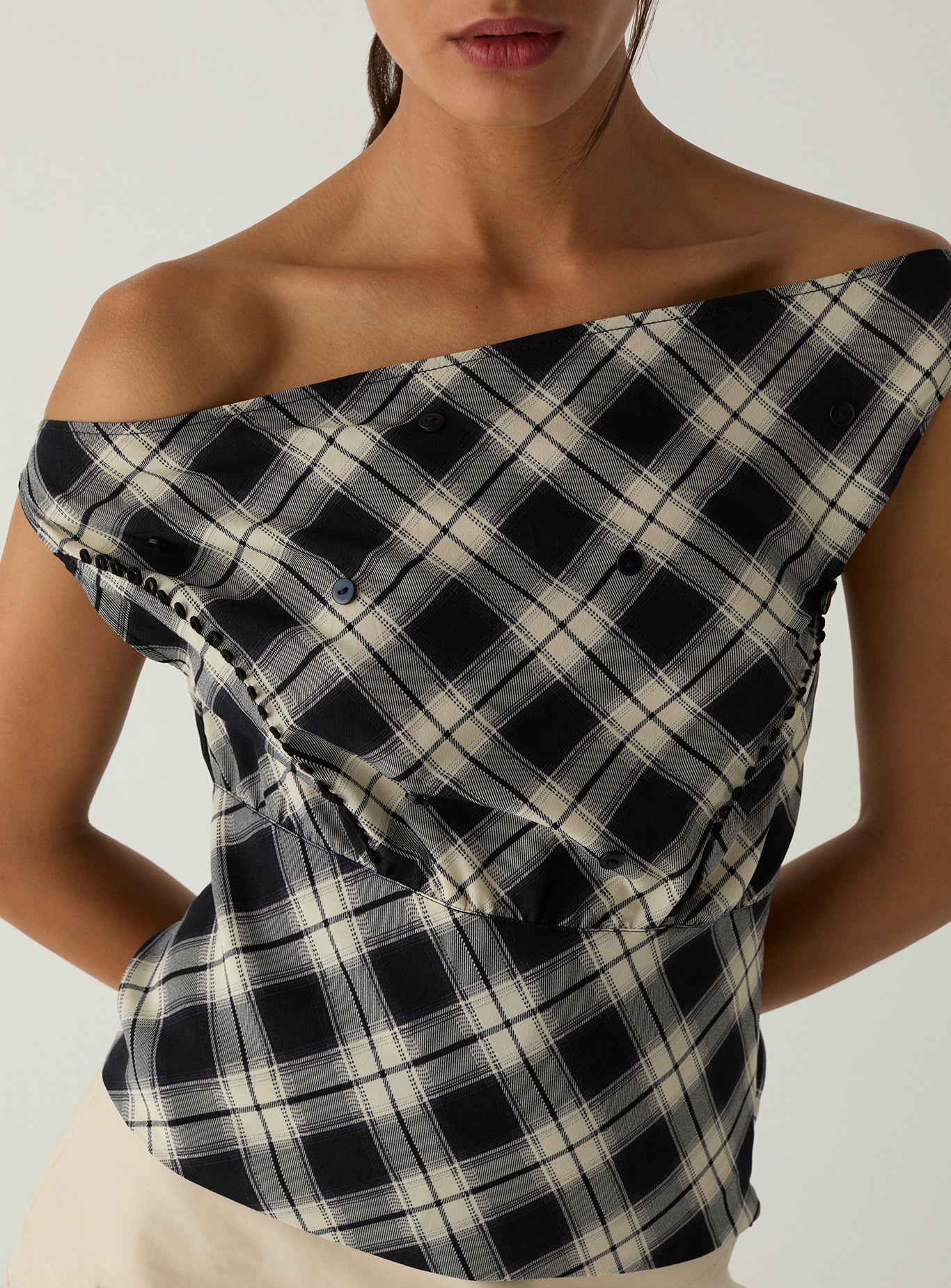 Tate asymmetric top - Black squared