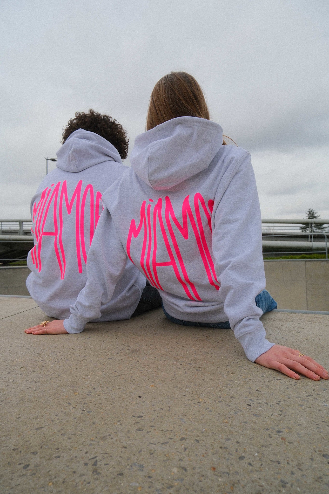 Miamor Supreme unisex hoodie - cool gemêleerd grijs - neonroze logo