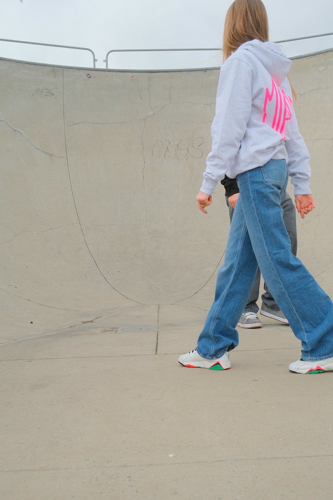 Miamor Supreme unisex hoodie - cool gemêleerd grijs - neonroze logo