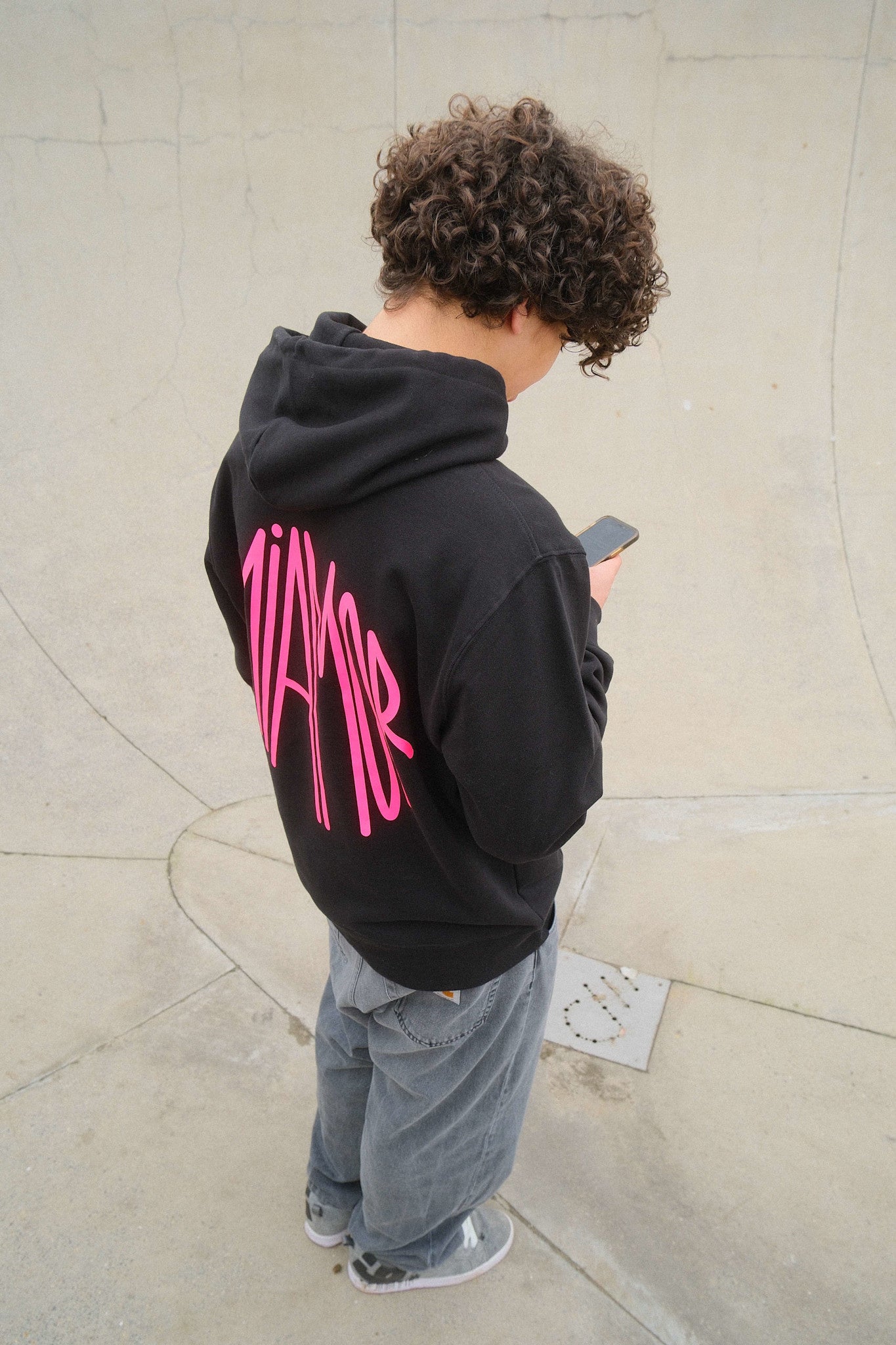 Miamor Supreme unisex hoodie - zwart - neonroze logo
