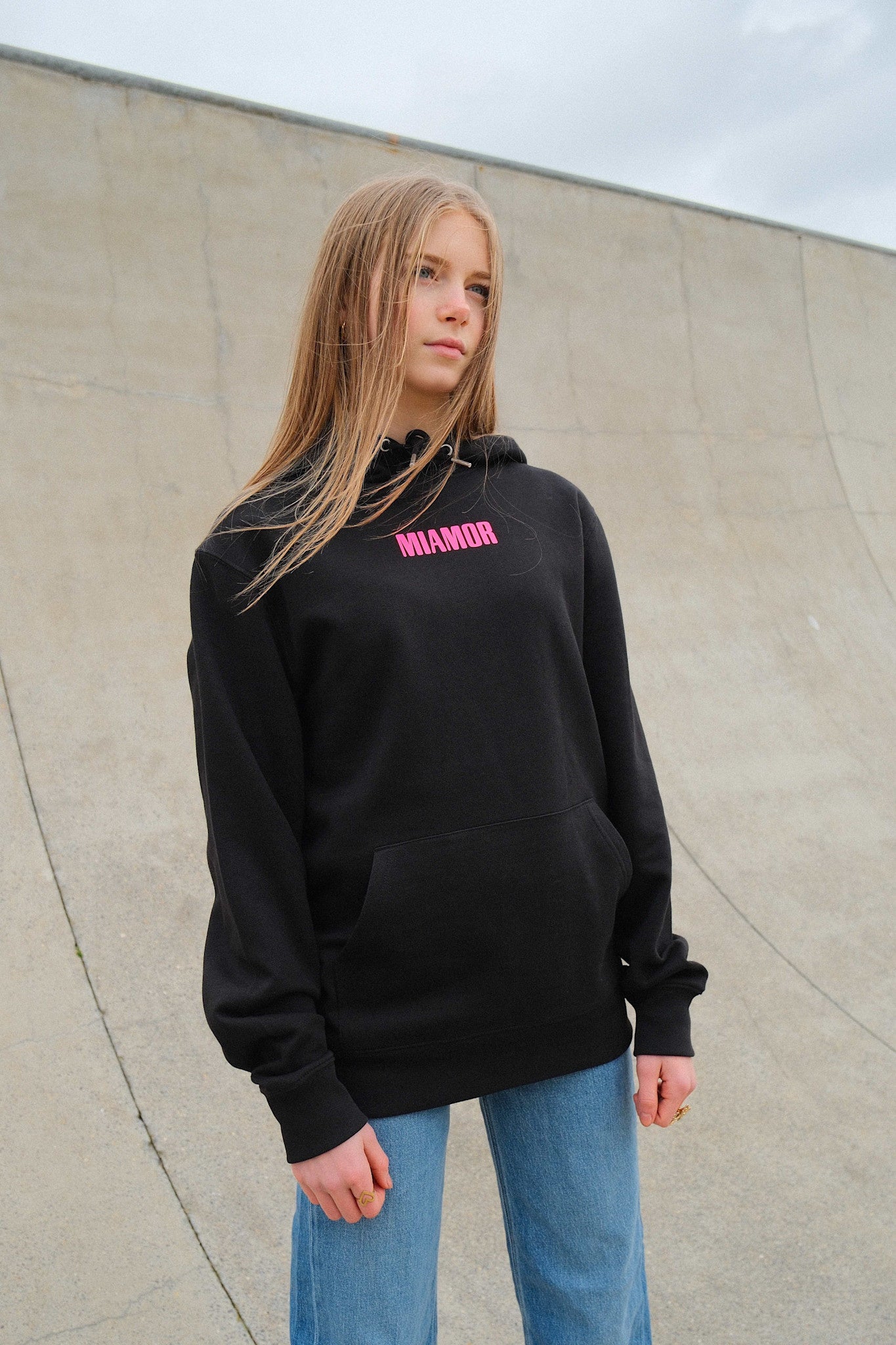 Miamor Supreme unisex hoodie - zwart - neonroze logo