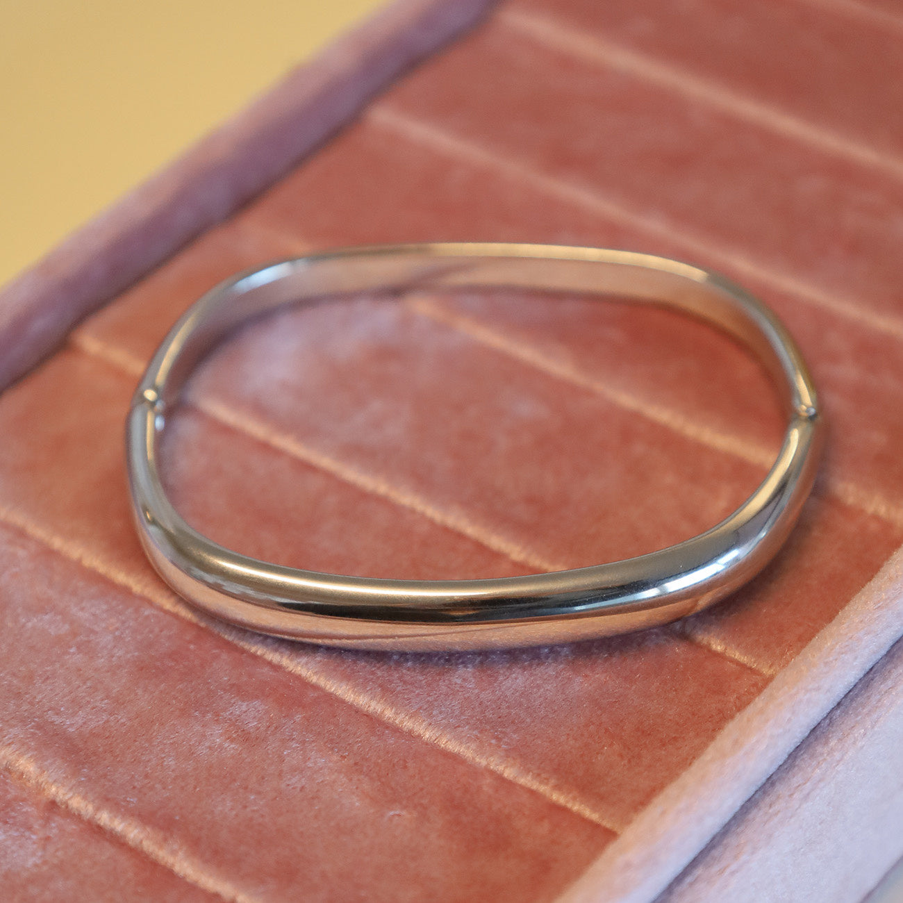 HJORDIS RECHTHOEKIGE ARMBAND - ZILVER