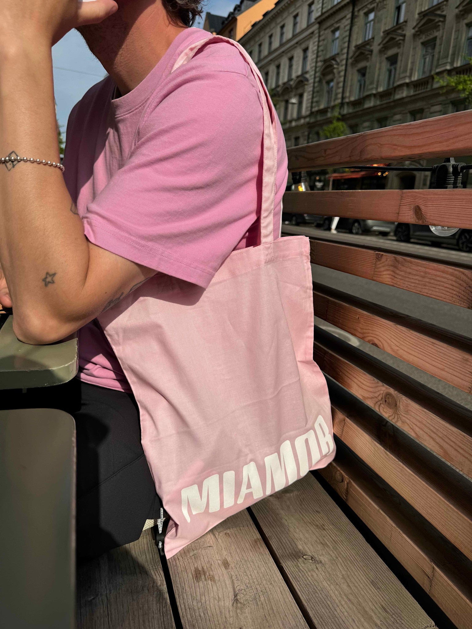 Miamor draagtas roze