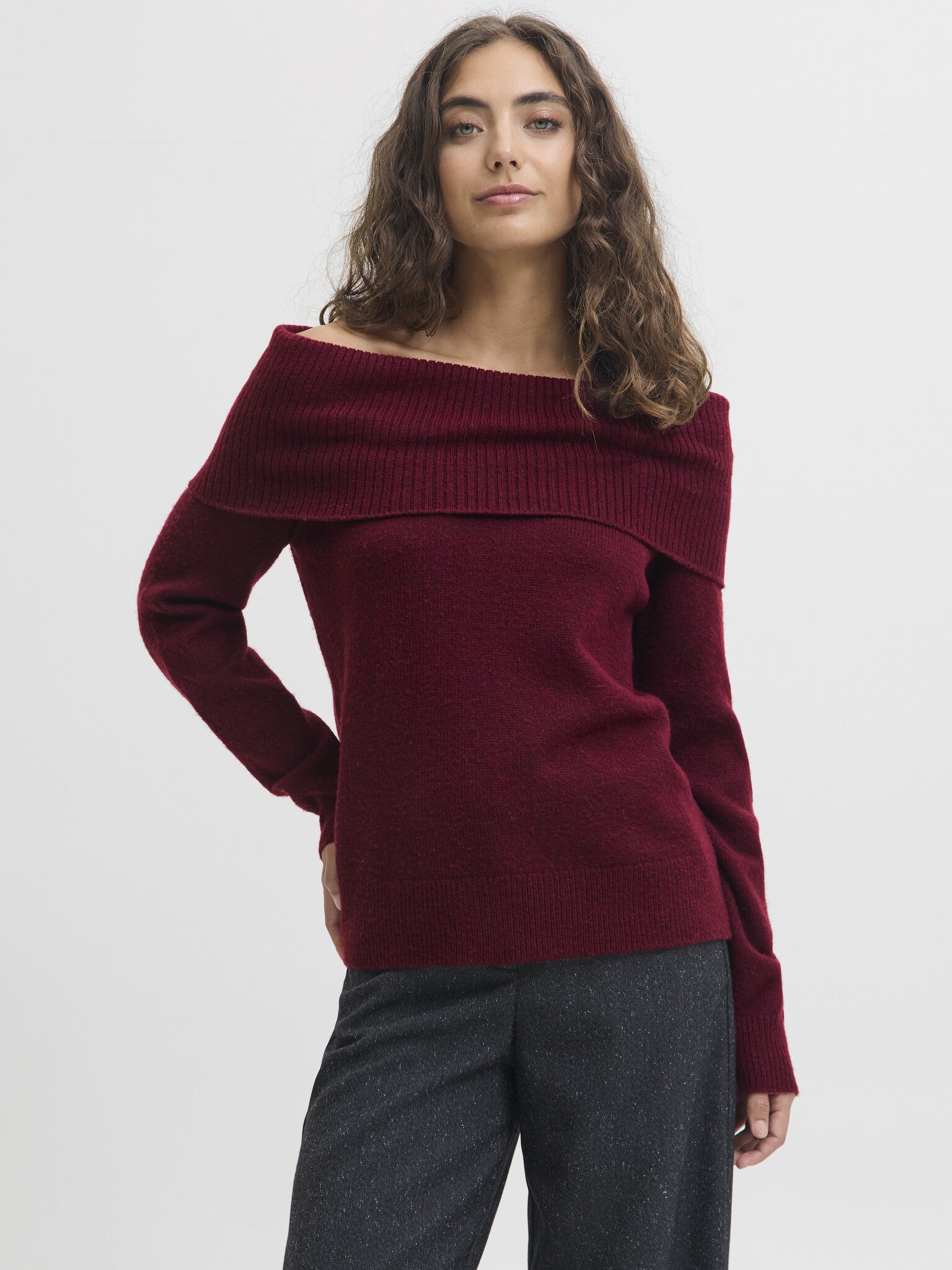 JXMINKA OFF-SHOULDER GEBREIDE TOP - CABERNET
