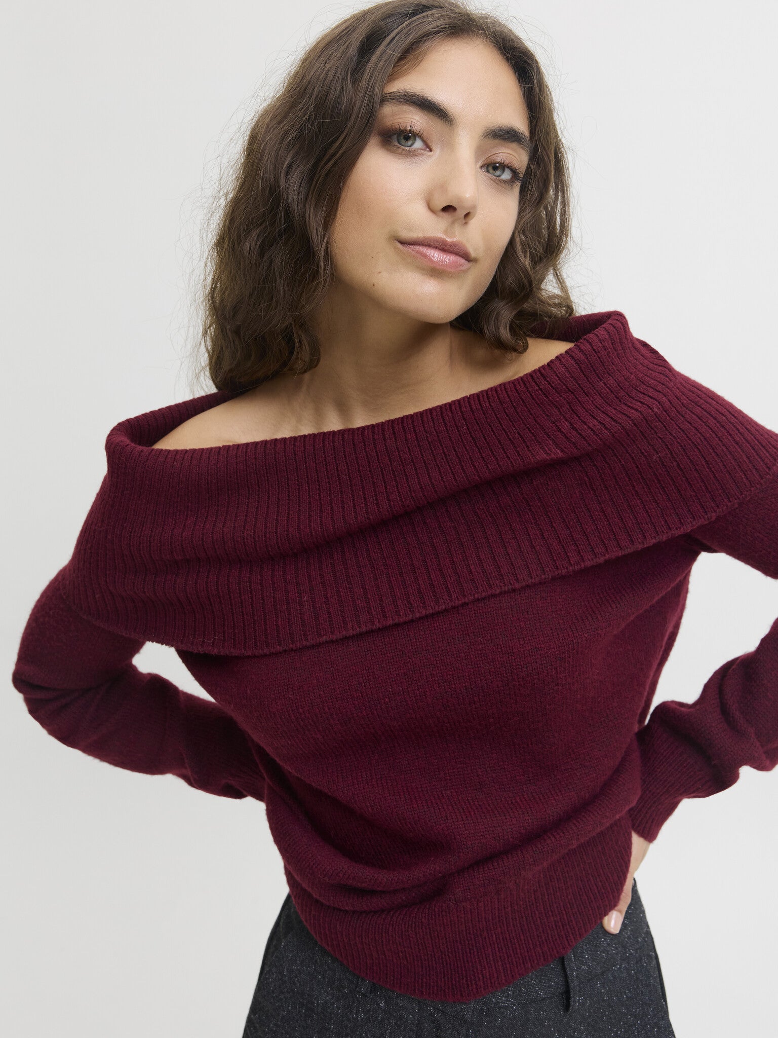 JXMINKA OFF-SHOULDER GEBREIDE TOP - CABERNET