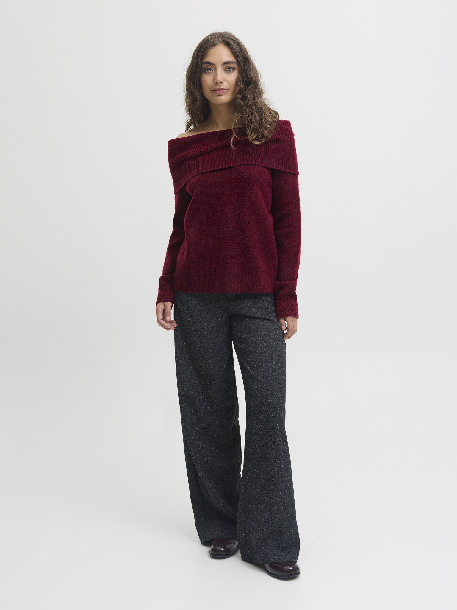 JXMINKA OFF-SHOULDER GEBREIDE TOP - CABERNET