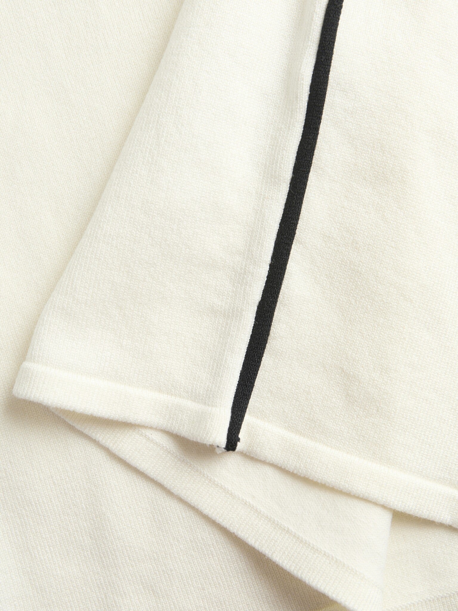 JXEVELYN COMFY PIPING KNIT TOP - VANILLA