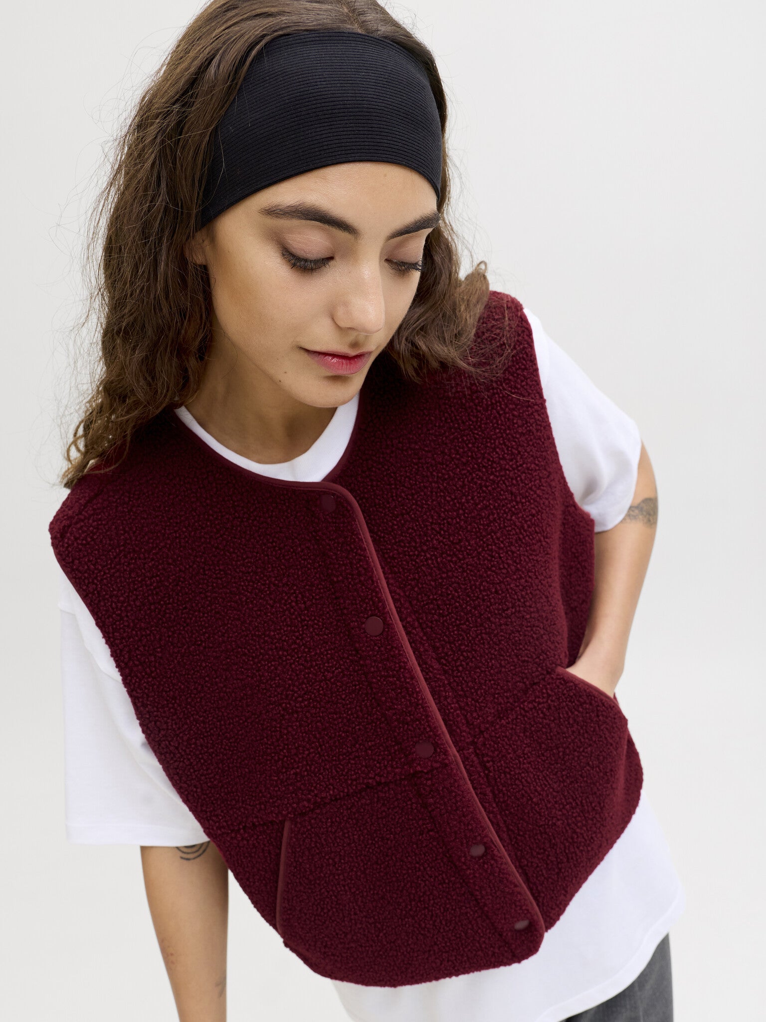 JXVERA TEDDY VEST - CABERNET