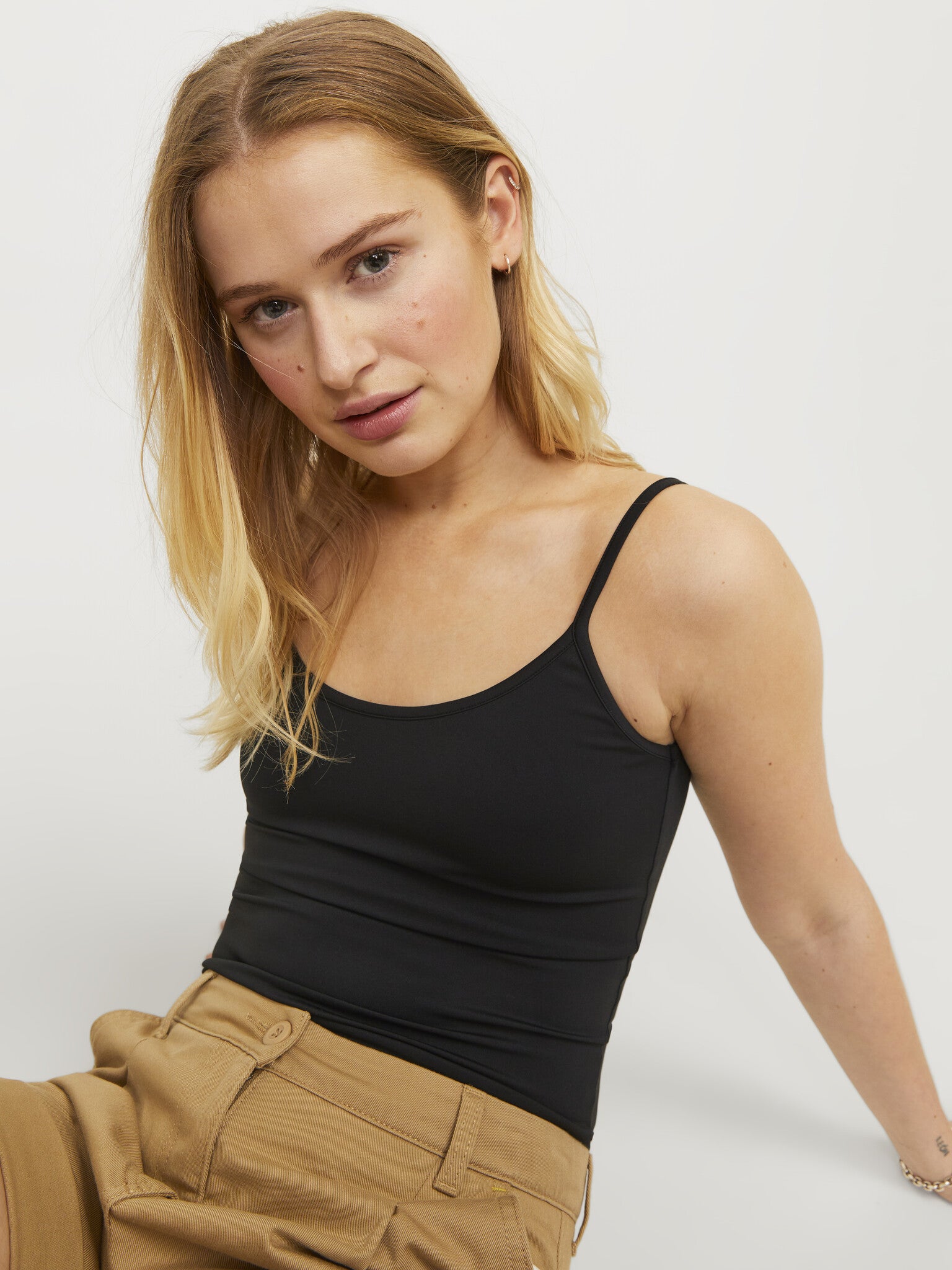 JXSAGA SINGLET TOP BLACK